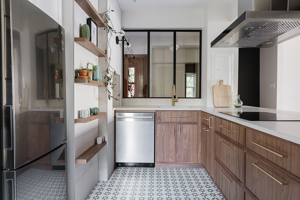 Cuisine contemporaine avec armoires en bois et plancher graphique réalisée par Groupe Cartier