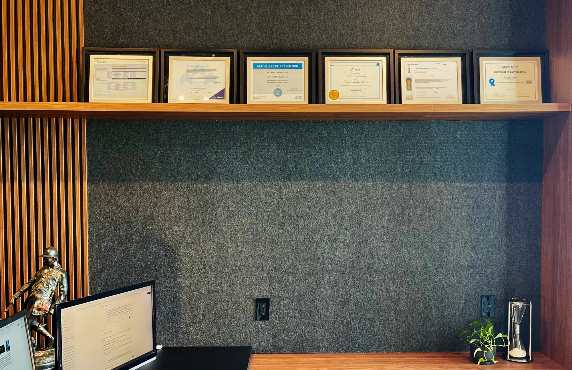 Mur des certifications de Groupe Cartier au bureau, incluant la licence RBQ, le cautionnement de licence, le certificat de membre APCHQ, la mutuelle de prévention CNESST et un certificat Centura