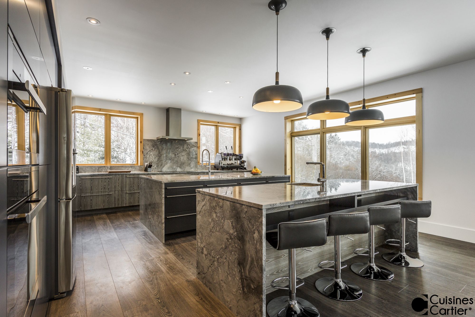 Cuisine avec double îlot en bois, projet Le Chalet