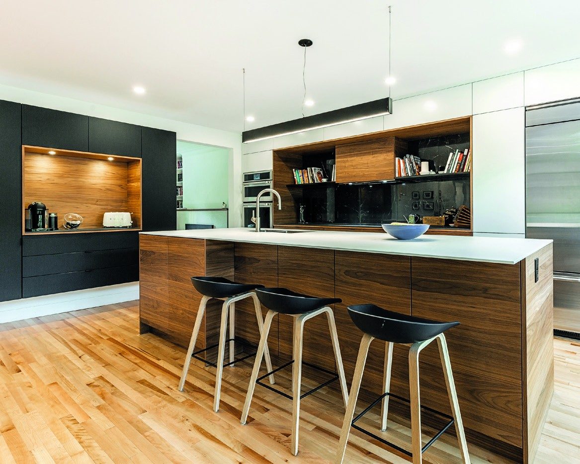 Cuisine en noyer et armoires noires, armoires Miralis réalisées par Groupe Cartier