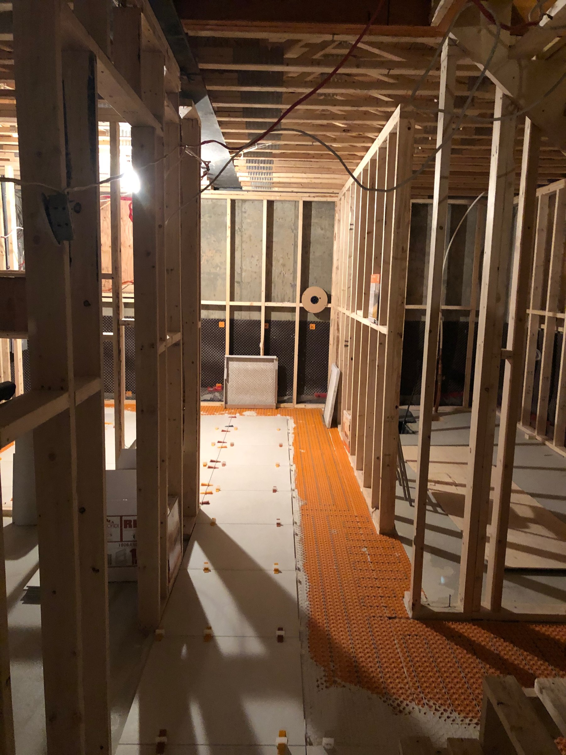 Chantier de la Résidence Lanaudière : installation du plancher chauffant et de la structure