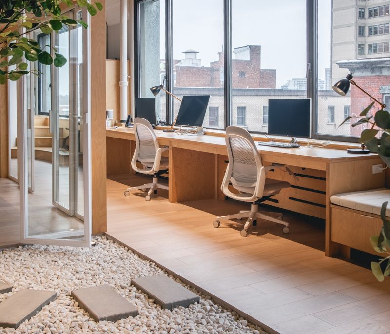 Bureaux ouverts avec cloison vitrée sur mesure et poste de travail intégré en bois, projet Saint-Laurent de Groupe Cartier