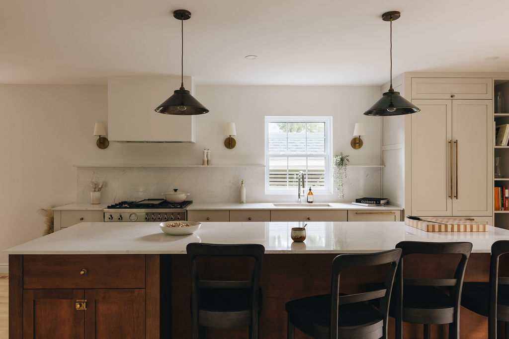 Cuisine sur mesure à Boucherville avec îlot en bois foncé et armoires crème, projet Marie-Victorin